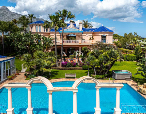 Villa avec court de tennis privé à Nueva Andalucía, Marbella, à vendre