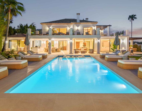 Villa en primera línea de golf en Los Naranjos Golf Club, Nueva Andalucía, en venta