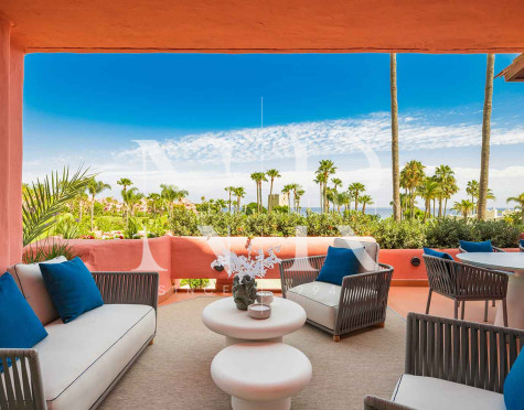 Apartamento en primera línea de playa en Cabo Bermejo, Estepona, en venta.