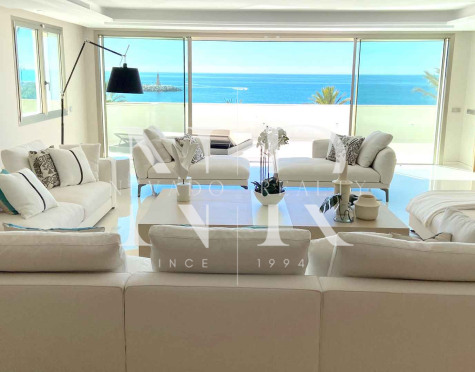 Apartamento en primera línea de playa con vistas al mar en Puerto Banús, Marbella en venta