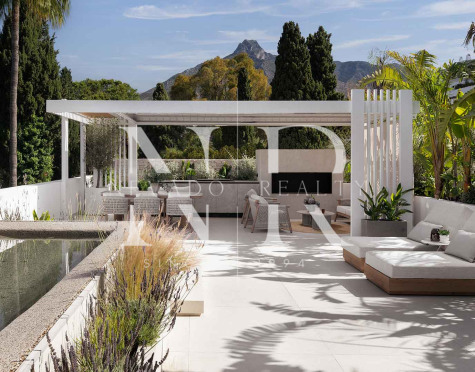 Ático con piscina privada en Marbella Golden Mile en venta.