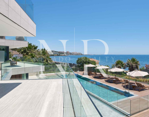 Apartamento en primera línea de playa en Bahía de Estepona en venta