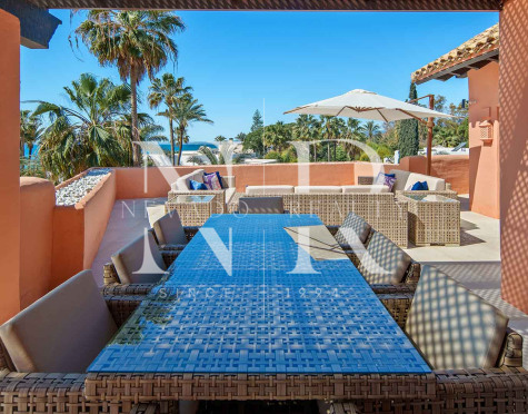 Ático en primera línea de playa en la Morera Playa, Marbella en venta