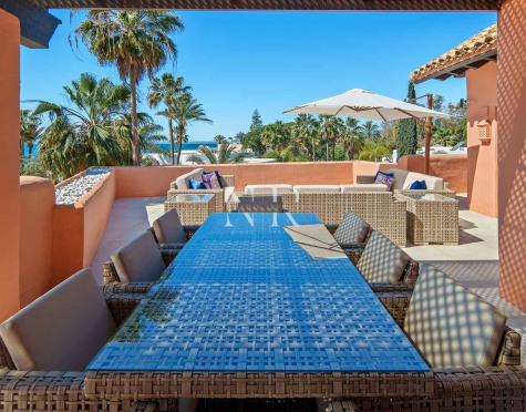 Ático en primera línea de playa en la Morera Playa, Marbella en venta