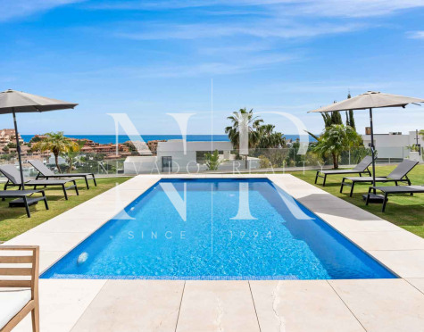 Elegante villa con vistas al mar en La Alquería, Benahavís en venta