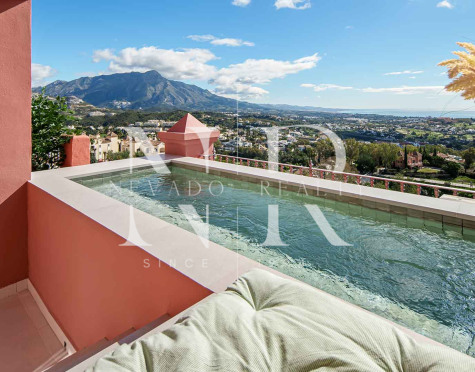 Ático con vistas panorámicas al mar en venta en Monte Halcones, Benahavís