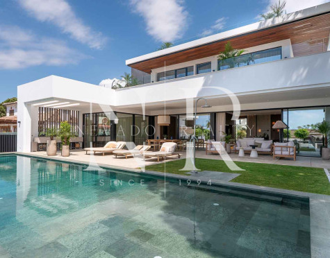 Beachside villa with sea views for sale in Marbesa, East Marbella