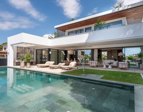 Villa en venta en Marbesa,  Marbella Este junto a la playa con vistas al mar