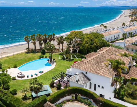 Villa en Estepona en primera línea de playa con gran parcela en venta