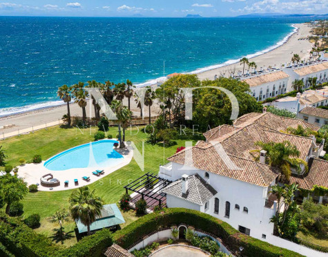 Villa en Estepona en primera línea de playa con gran parcela en venta
