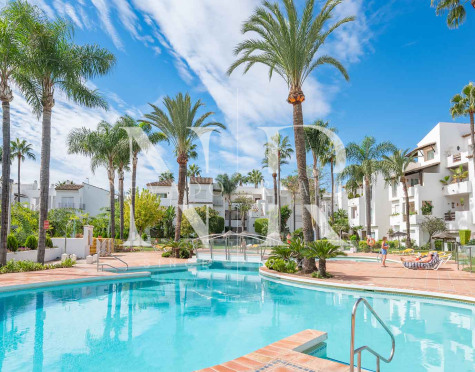 Apartamento en Costalita Estepona en primera línea de playa y renovado en venta