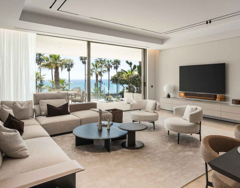 Sea-front apartment on the beachfront in Estepona