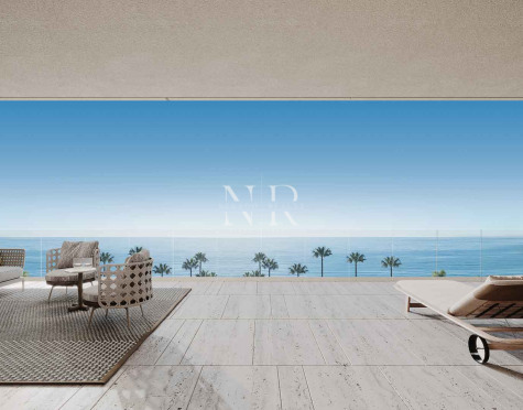 Sea-facing penthouse on the beachfront in Estepona for sale