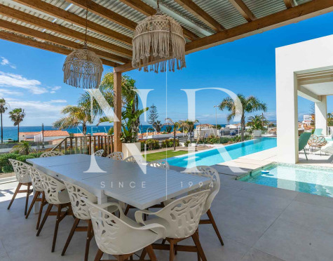 Villa con vistas panorámicas al mar en El Chaparral en venta.