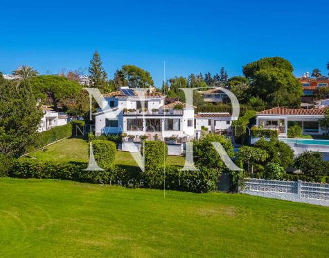 Villa en Guadalmina en primera línea de golf en venta
