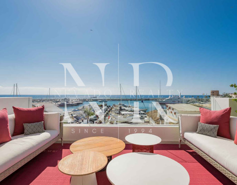 Ático en Puerto Banús con vistas panorámicas en venta