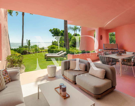 Appartement avec vue sur la mer en première ligne de plage à Cabo Bermejo, Estepona, à vendre