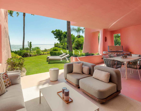 Appartement avec vue sur la mer en première ligne de plage à Cabo Bermejo, Estepona, à vendre
