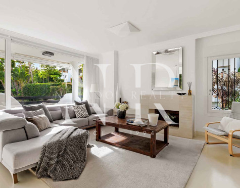 Adosada en urbanización La Meridiana con vistas a La Concha, Marbella, en venta