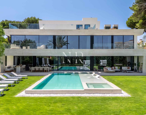 Villa en venta en Los Monteros Playa, Marbella