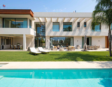 Villa en venta en Los Monteros playa, Marbella con vistas al mar