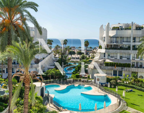 Ático en venta en Marbella House con vista al mar