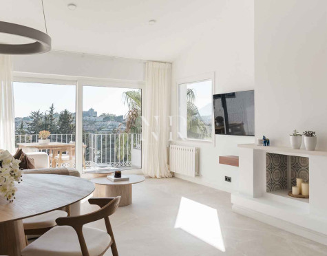 Adosada en venta en Atalaya, Estepona, con vistas al golf