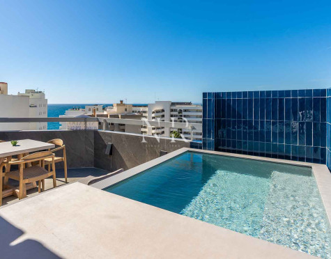 Ático en venta en Playa de la Fontanilla, Marbella en segunda línea de playa