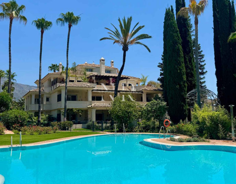 Apartamento en venta en Las Alamandas, Marbella