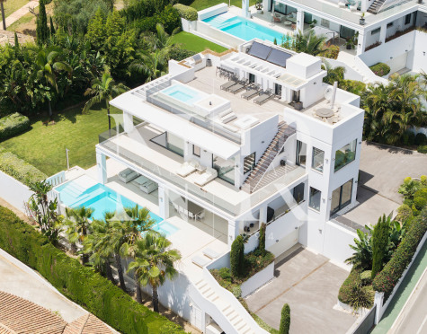 Villa en venta en Nagüeles, Marbella, con vistas panorámicas al mar y a las montañas