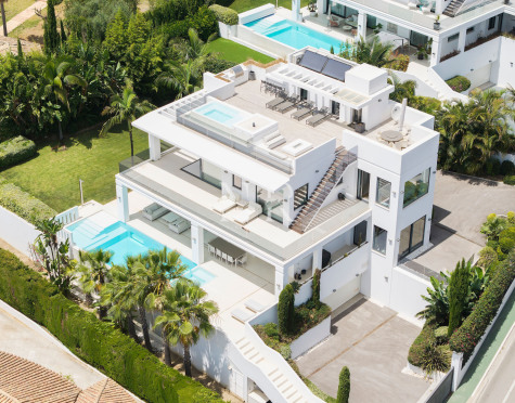 Villa en venta en Nagüeles, Marbella, con vistas panorámicas al mar y a las montañas