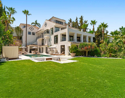 Villa en venta en Nueva Andalucía con vistas al mar