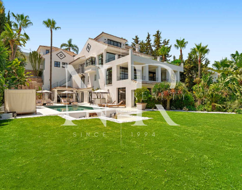 Villa à vendre à Nueva Andalucía avec vue sur la mer