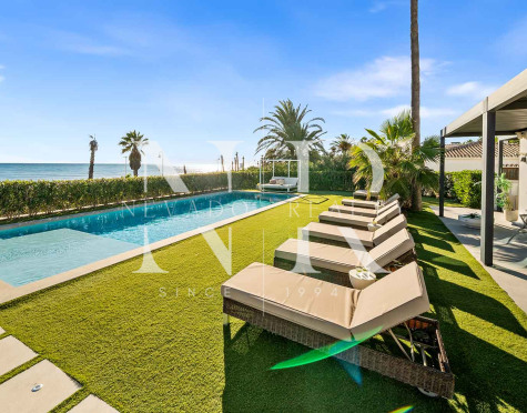 Villa en venta en Estepona Este, en primera línea de playa
