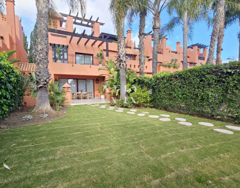 Adosada en venta en Altos de Puente Romano, Marbella