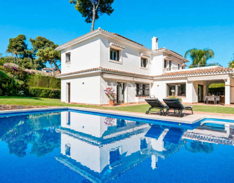 Villa en venta en Los Monteros Playa, con vista al mar