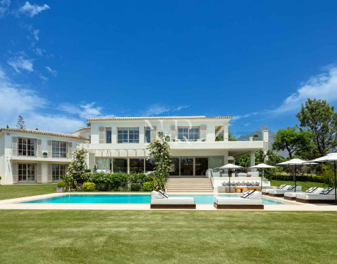 Villa en Aloha Golf en primera línea completamente reformada en venta