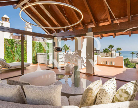 Ático en Urbanización Bahía del Velerín en primera línea de playa en venta