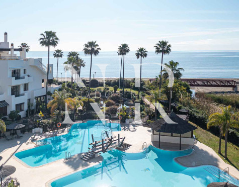 Apartamento en Urbanización Bahía del Velerín en primera línea de playa en venta