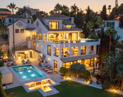 Villa en Nueva Andalucía con vistas al mar en venta