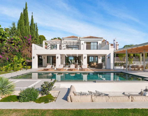 Villa in El Herrojo with panoramic sea views for sale