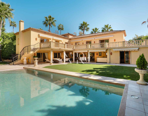 Villa en Nueva Andalucía en venta