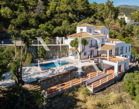 Villa en El Madroñal de estilo clásico andaluz en venta