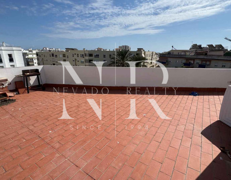 Ático en el centro de Estepona con gran terraza en venta