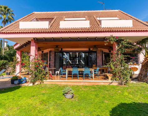 Villa à rénover avec vue sur la mer à Huerta Belón à vendre.