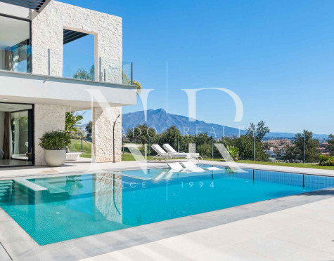 Villa en La Alquería con vistas panorámicas al mar y al golf en venta