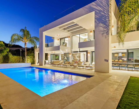 Villa contemporánea con vistas panorámicas en Nueva Andalucía en venta