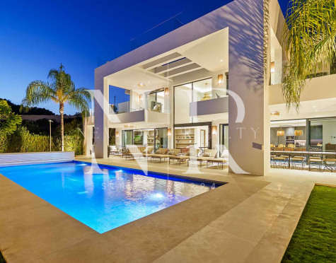 Villa contemporánea con vistas panorámicas en Nueva Andalucía en venta