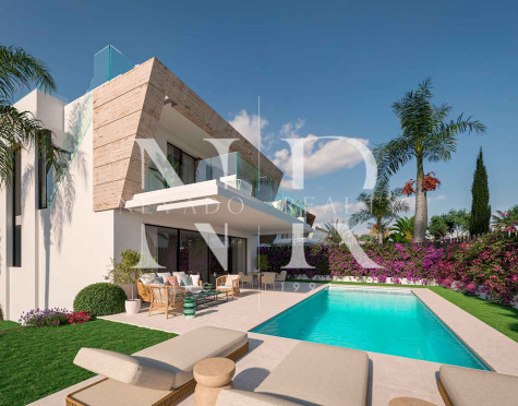 Villa junto a campo de golf en Estepona en venta