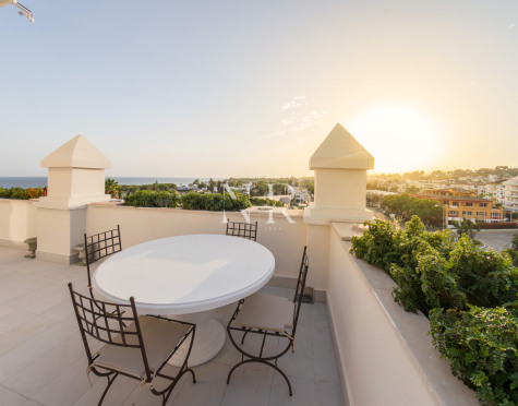 Penthouse entièrement rénové avec vue sur la mer à vendre sur le Golden Mile de Marbella.